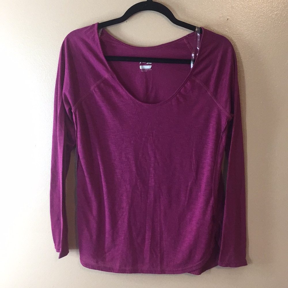Lightweight scooped neck active top